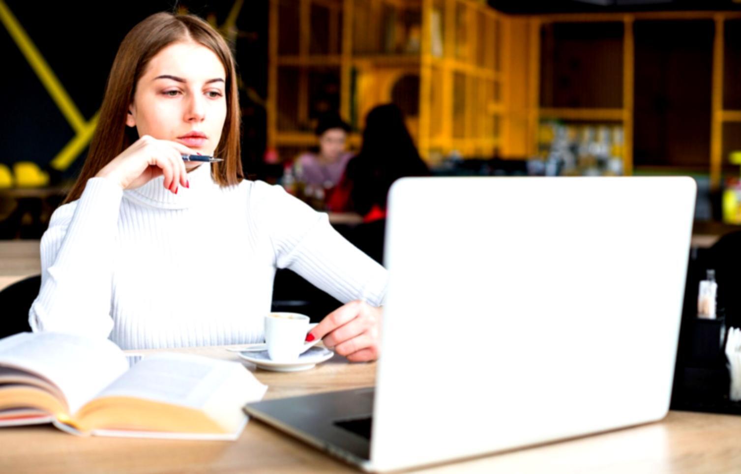 Bureau moderne de conseil financier avec espace de travail collaboratif